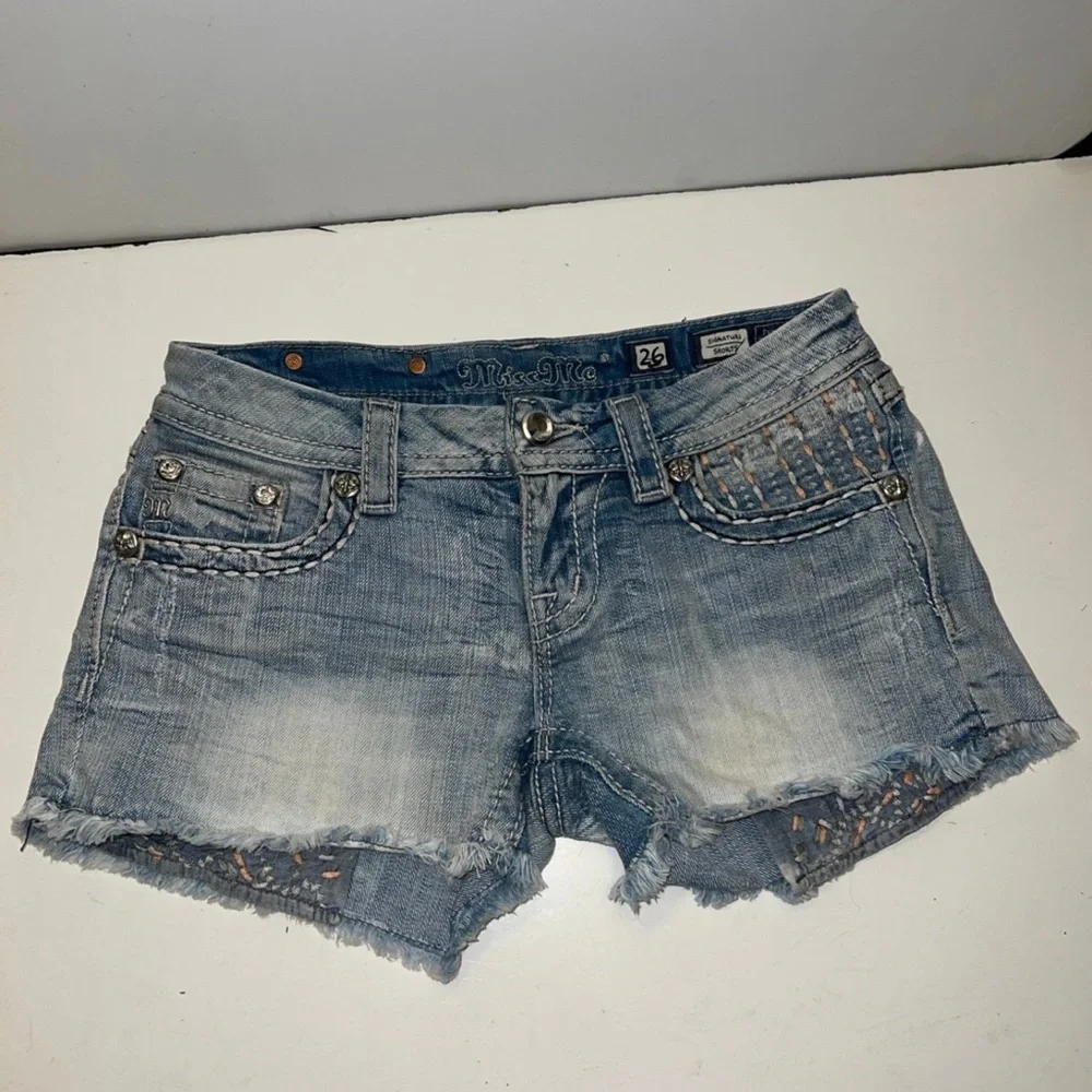 Miss Me Light Wash Distressed Peekaboo Boho Jean Signature Shorts Women’… - Picture 2 of 6